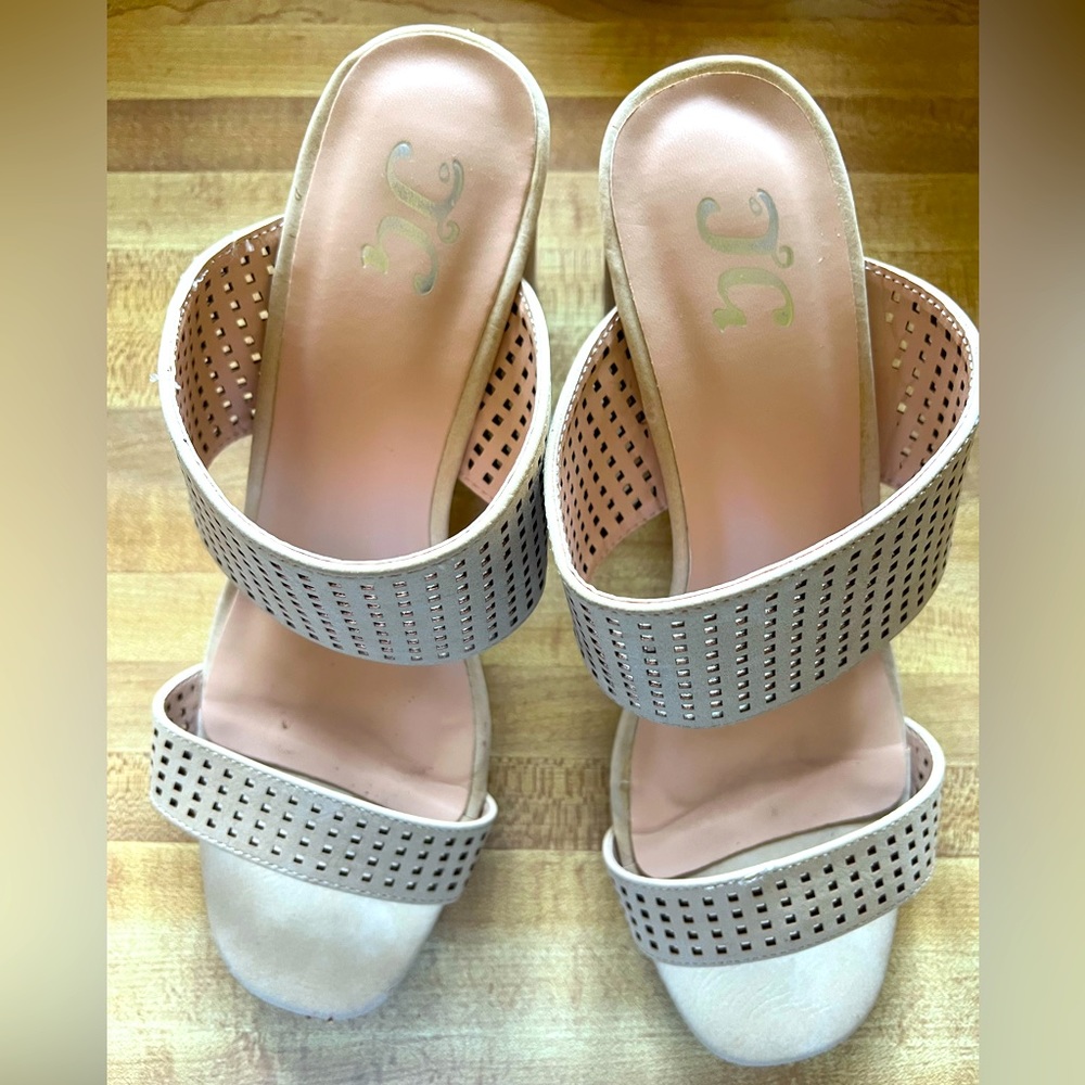 Womens 8.5 sandal with heel